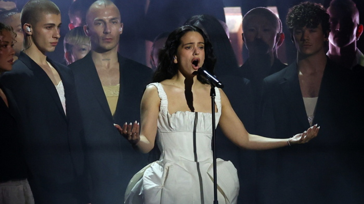 Rosalia: Διέκοψε τη συναυλία της στο Μιλάνο λόγω τροφικής δηλητηρίασης – «Δεν μπορώ να το κάνω» (vid)