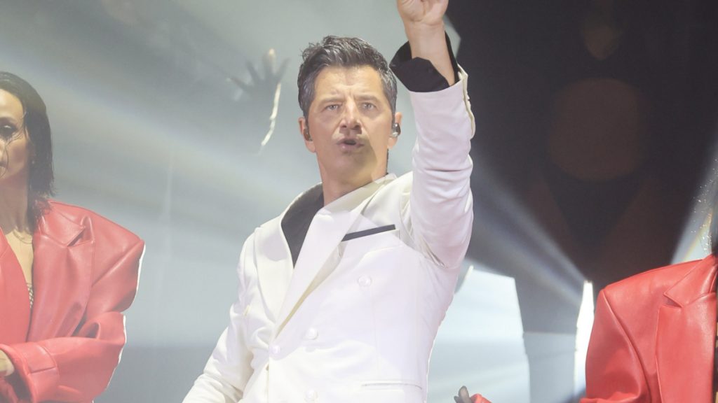 Σάκης Ρουβάς: Μας δείχνει τις ικανότητές του στην ενόργανη – Έκανε κρίκο και ανάποδη τούμπα (vid)