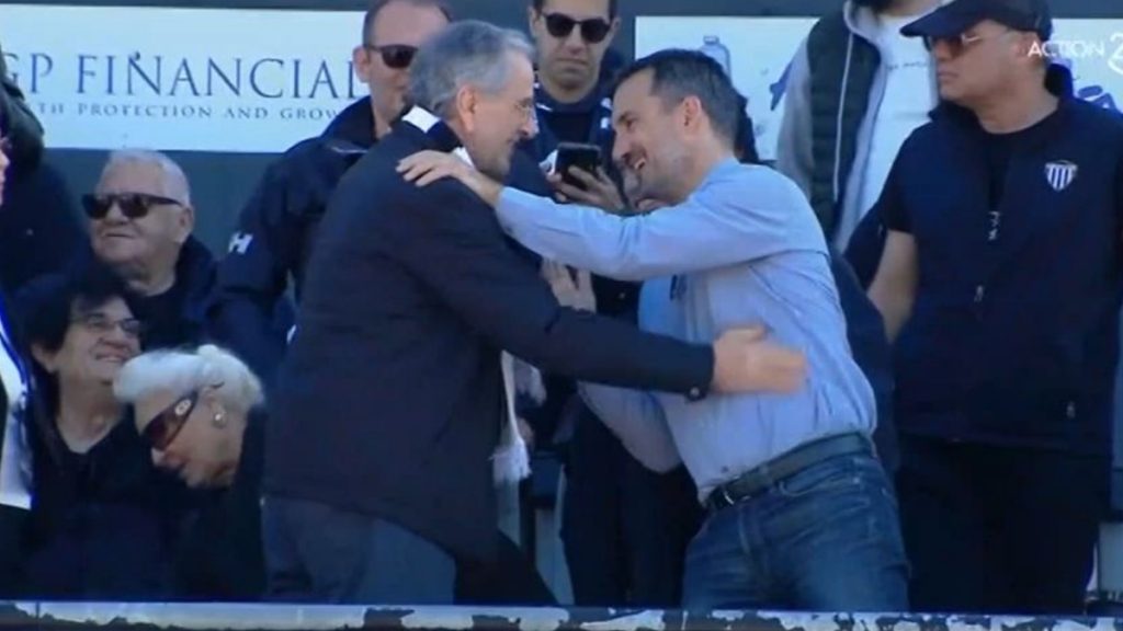 Αντώνης Σαμαράς: Παρών στη φιέστα της Καλαμάτας με «ασπρόμαυρο» κασκόλ – Η αγκαλιά με τον Αλέξη Χαρίτση (Βίντεο)