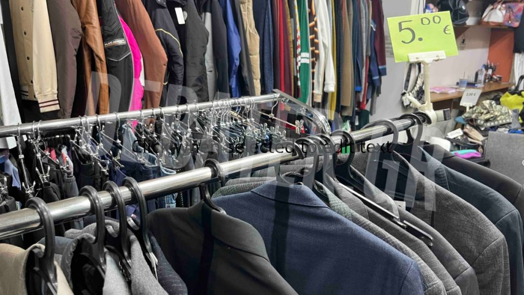 Οι καταναλωτές στρέφονται σε ρούχα second – hand για οικονομία (εικόνες)
