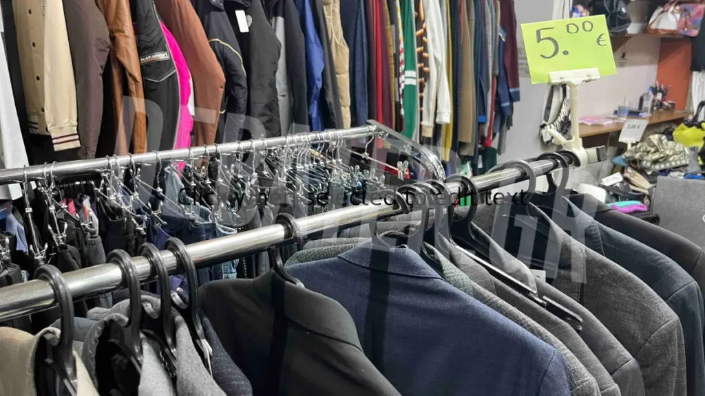 Οι καταναλωτές στρέφονται σε ρούχα second – hand για οικονομία (εικόνες)