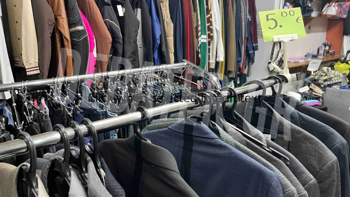 Οι καταναλωτές στρέφονται σε ρούχα second – hand για οικονομία (εικόνες)