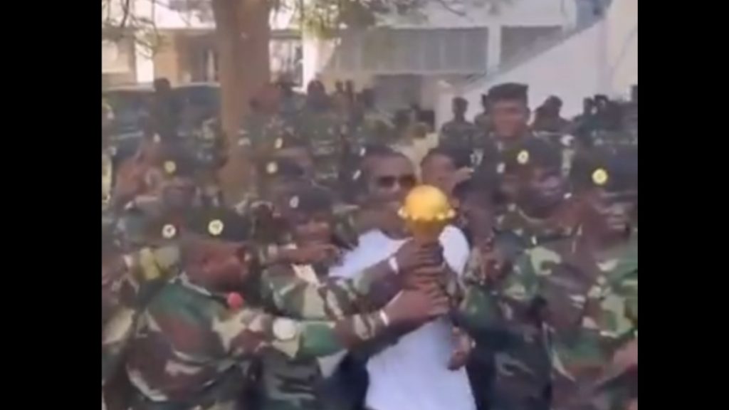 Copa Africa: Ο προπονητής της Σενεγάλης μετέφερε το τρόπαιο σε στρατιωτική βάση