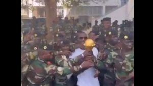 Copa Africa: Ο προπονητής της Σενεγάλης μετέφερε το τρόπαιο σε στρατιωτική βάση