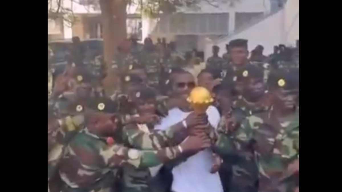 Copa Africa: Ο προπονητής της Σενεγάλης μετέφερε το τρόπαιο σε στρατιωτική βάση