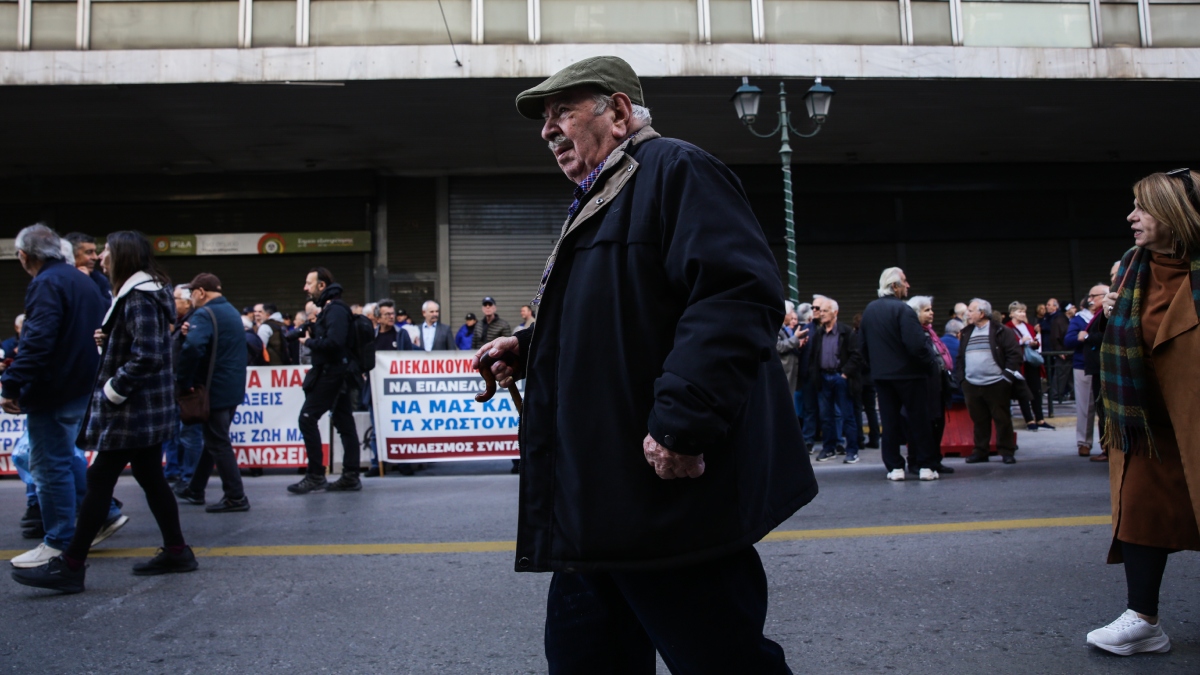 Συντάξεις Απριλίου: Πότε θα πληρωθούν – Ποιοι θα δουν τελευταίοι χρήματα στους λογαριασμούς τους