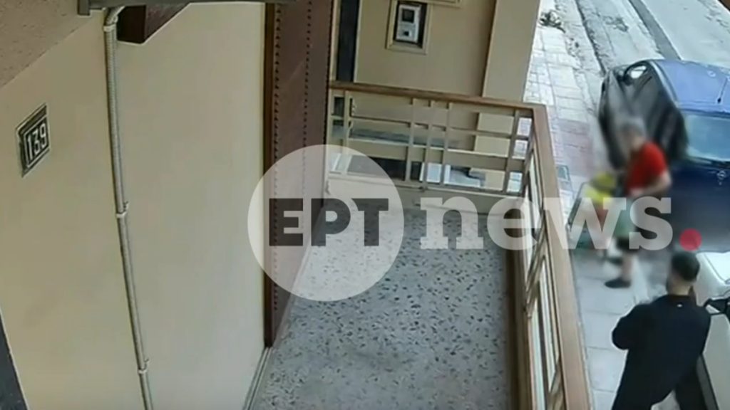 Σπείρα αδίστακτων ληστών στην Αττική: Η στιγμή που νεαρός δράστης αρπάζει χρυσή αλυσίδα από ηλικιωμένη (βίντεο)