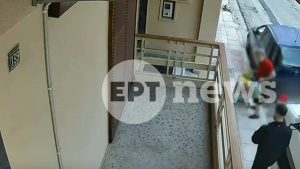 Σπείρα αδίστακτων ληστών στην Αττική: Η στιγμή που νεαρός δράστης αρπάζει χρυσή αλυσίδα από ηλικιωμένη (βίντεο)