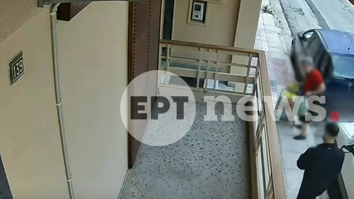 Σπείρα αδίστακτων ληστών στην Αττική: Η στιγμή που νεαρός δράστης αρπάζει χρυσή αλυσίδα από ηλικιωμένη (βίντεο)