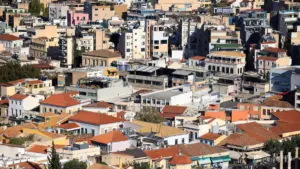 Στεγαστικό: Πίεση στα ενοίκια, χωριά που ερημώνουν και νέοι που γυρίζουν την πλάτη στις κατασκευές