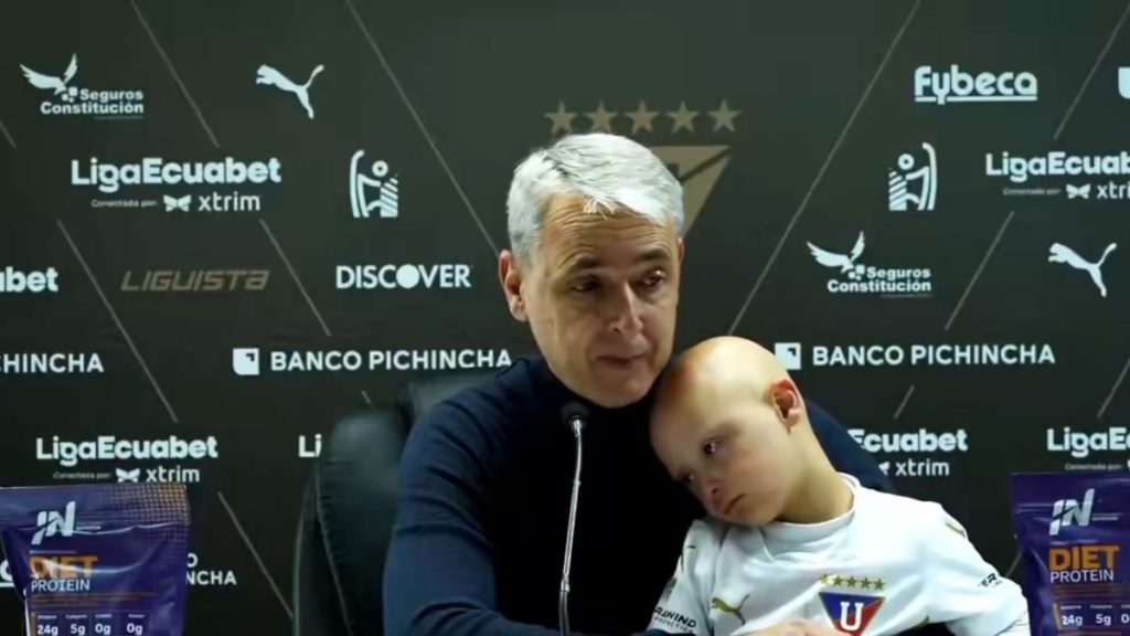 Συγκλονίζει προπονητής ποδοσφαίρου που έφερε τον γιο του ο οποίος έχει σύνδρομο Down στην συνέντευξη τύπου – “Όλοι είμαστε ίσοι” (βίντεο)