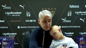 Συγκλονίζει προπονητής ποδοσφαίρου που έφερε τον γιο του ο οποίος έχει σύνδρομο Down στην συνέντευξη τύπου – “Όλοι είμαστε ίσοι” (βίντεο)