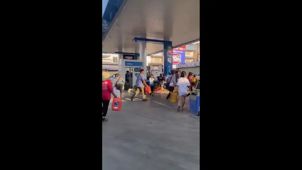 Πανικός στην Ασία για τα καύσιμα: Πολίτες σε Ταϊλάνδη και Ινδία τρέχουν με τα μπιτόνια για λίγη βενζίνη (Βίντεο)