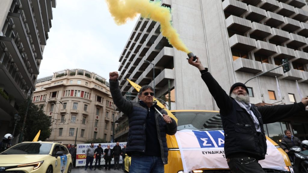 Χωρίς ταξί και σήμερα η χώρα – 24ωρη απεργία των οδηγών ανήμερα της ψήφισης του νομοσχεδίου
