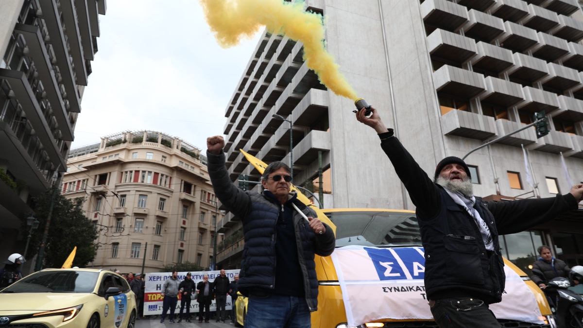 Χωρίς ταξί και σήμερα η χώρα – 24ωρη απεργία των οδηγών ανήμερα της ψήφισης του νομοσχεδίου