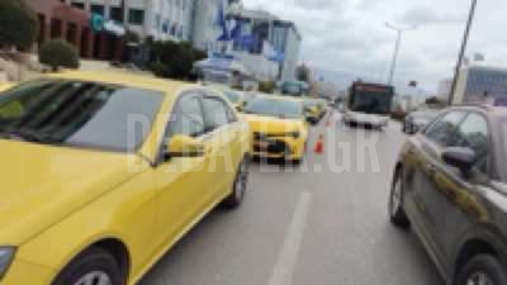 Απεργία ταξί: Σε εξέλιξη η πορεία των οδηγών προς το “Ελευθέριος Βενιζέλος” (φωτογραφίες)