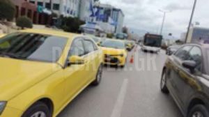 Απεργία ταξί: Σε εξέλιξη η πορεία των οδηγών προς το “Ελευθέριος Βενιζέλος” (φωτογραφίες)