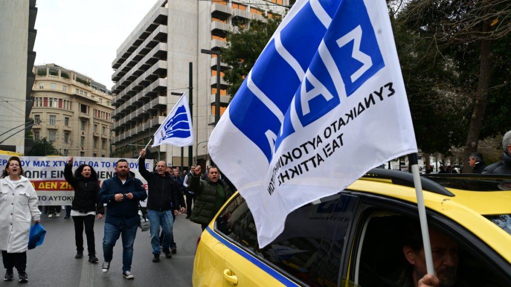 Συνεχίζεται για τρίτη μέρα η απεργία των οδηγών ταξί Αττικής – Επέστρεψαν στους δρόμους της περιφέρειας