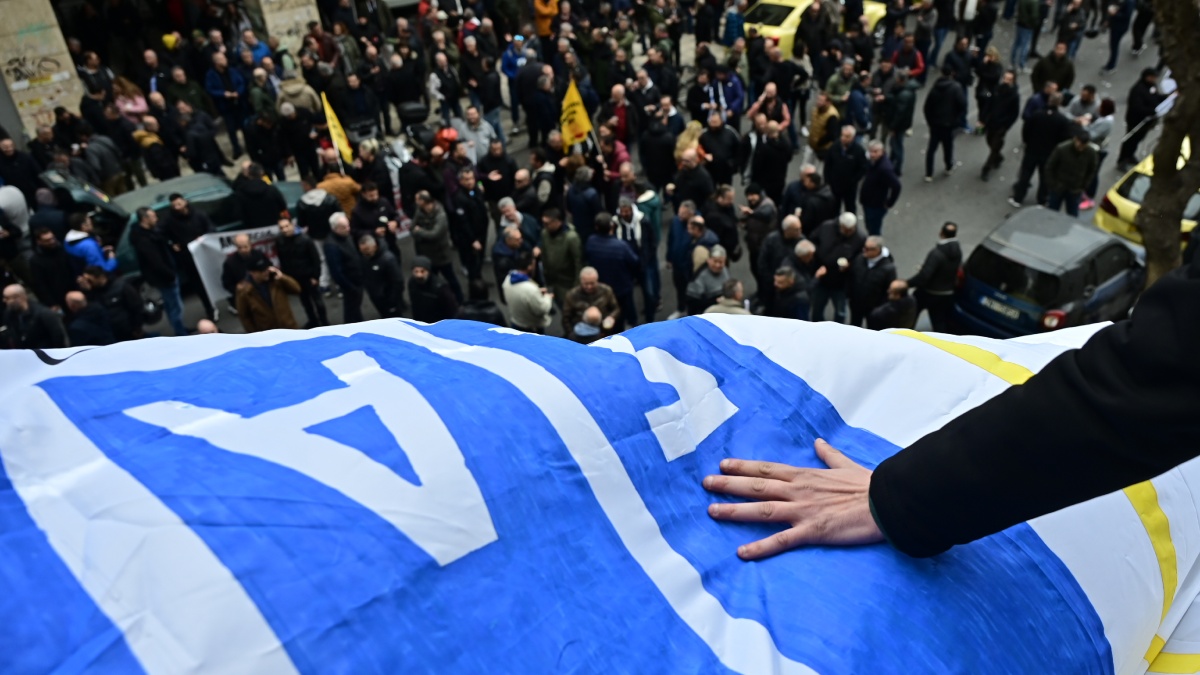 Απεργία Ταξί: Συγκέντρωση διαμαρτυρίας στη Μάρνη και πορεία προς τη Βουλή (εικόνες)