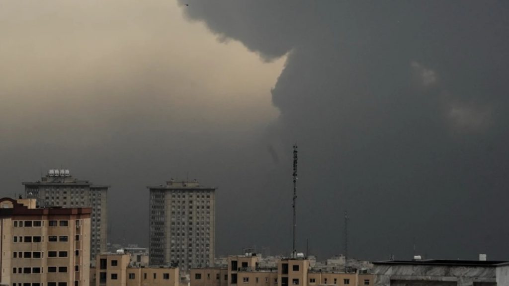 Φλόγες «πνίγουν» την Τεχεράνη μετά το χτύπημα του Ισραήλ σε πετρελαϊκές εγκαταστάσεις – Προειδοποίηση για όξινη βροχή