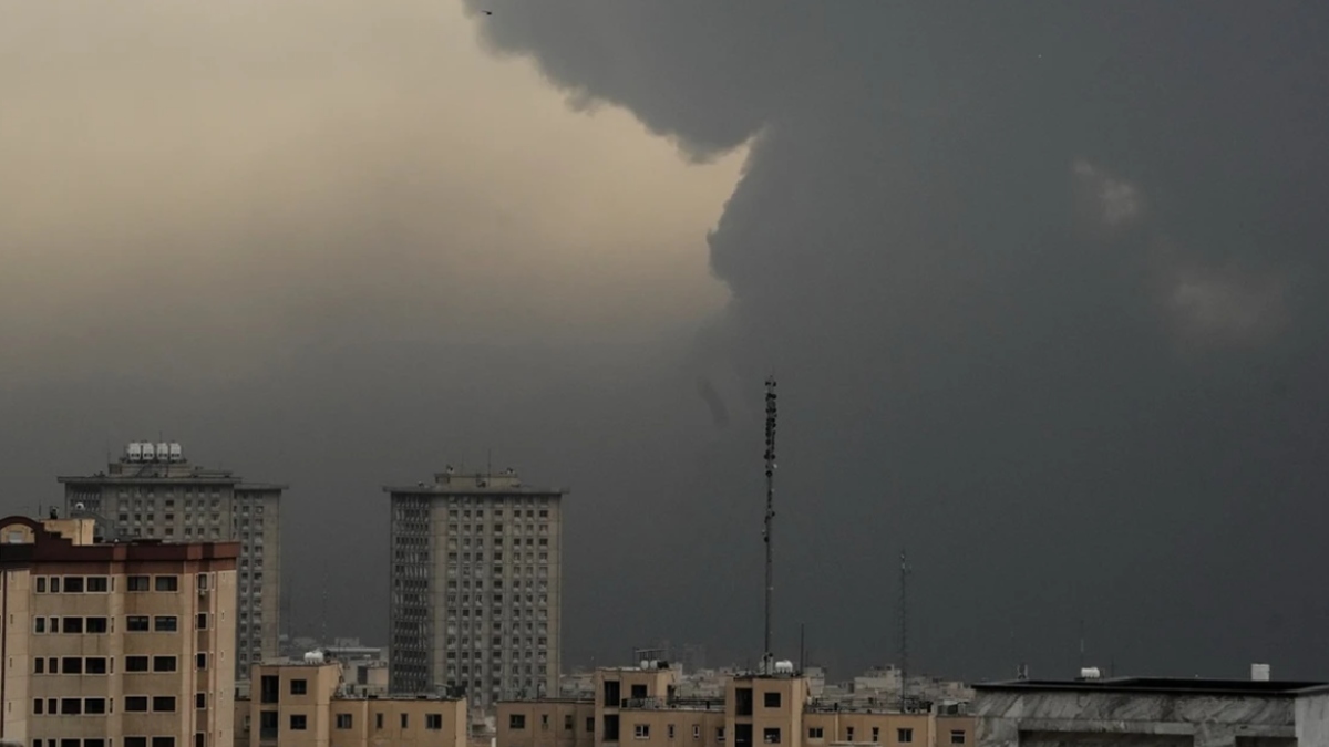 Φλόγες «πνίγουν» την Τεχεράνη μετά το χτύπημα του Ισραήλ σε πετρελαϊκές εγκαταστάσεις – Προειδοποίηση για όξινη βροχή