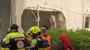 Τελ Αβίβ: Η στιγμή που πύραυλος πέφτει δίπλα από συνεργείο της ΕΡΤ (Βίντεο)