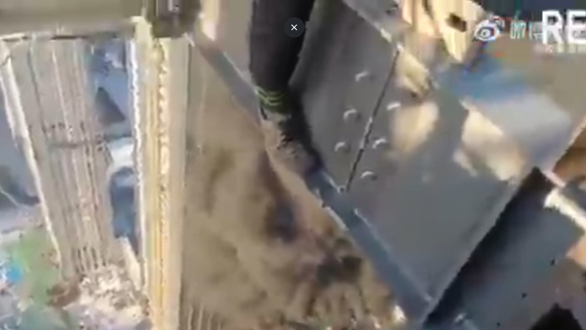 Τρόμος στο Τελ Αβίβ: Κινέζοι εργάτες “κρέμονται” πάνω από κτίριο που χτυπήθηκε από πύραυλο (βίντεο)