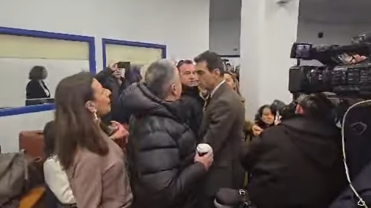 Δίκη για τα Τέμπη: Η στιγμή της έντασης με συγγενείς θυμάτων – “Ανοίξτε τα στόματα, θα σας φάμε ζωντανούς” (βίντεο)