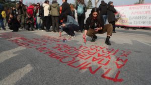 Τέμπη: Διαδηλωτές έγραψαν με μπογιά τα ονόματα των νεκρών απέναντι από τον χώρο της δίκης (φωτογραφίες)
