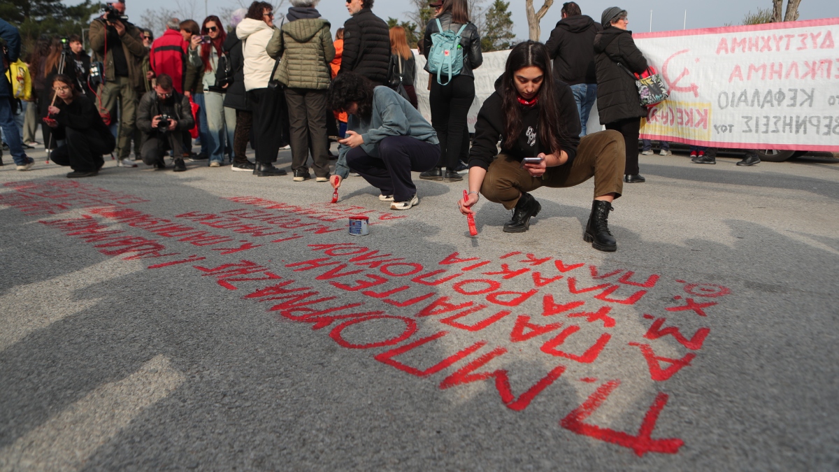 Τέμπη: Διαδηλωτές έγραψαν με μπογιά τα ονόματα των νεκρών απέναντι από τον χώρο της δίκης (φωτογραφίες)