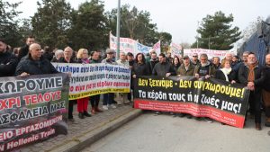 Τέμπη: Διαμαρτυρία πολιτών έξω από την αίθουσα της δίκης (φωτογραφίες)