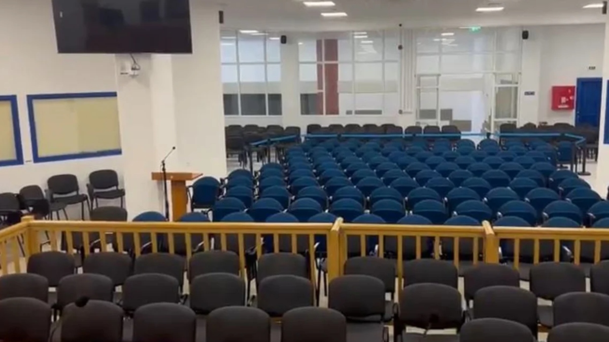 Τέμπη: Βίντεο με τις αλλαγές που έγιναν στην αίθουσα της δίκης – Έβγαλαν γυψοσανίδες, πώς θα μπουν δικηγόροι και συγγενείς