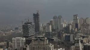 Δείτε τον μαύρο καπνό που έκρυψε τον ήλιο πάνω από τον ουρανό της Τεχεράνης (βίντεο)