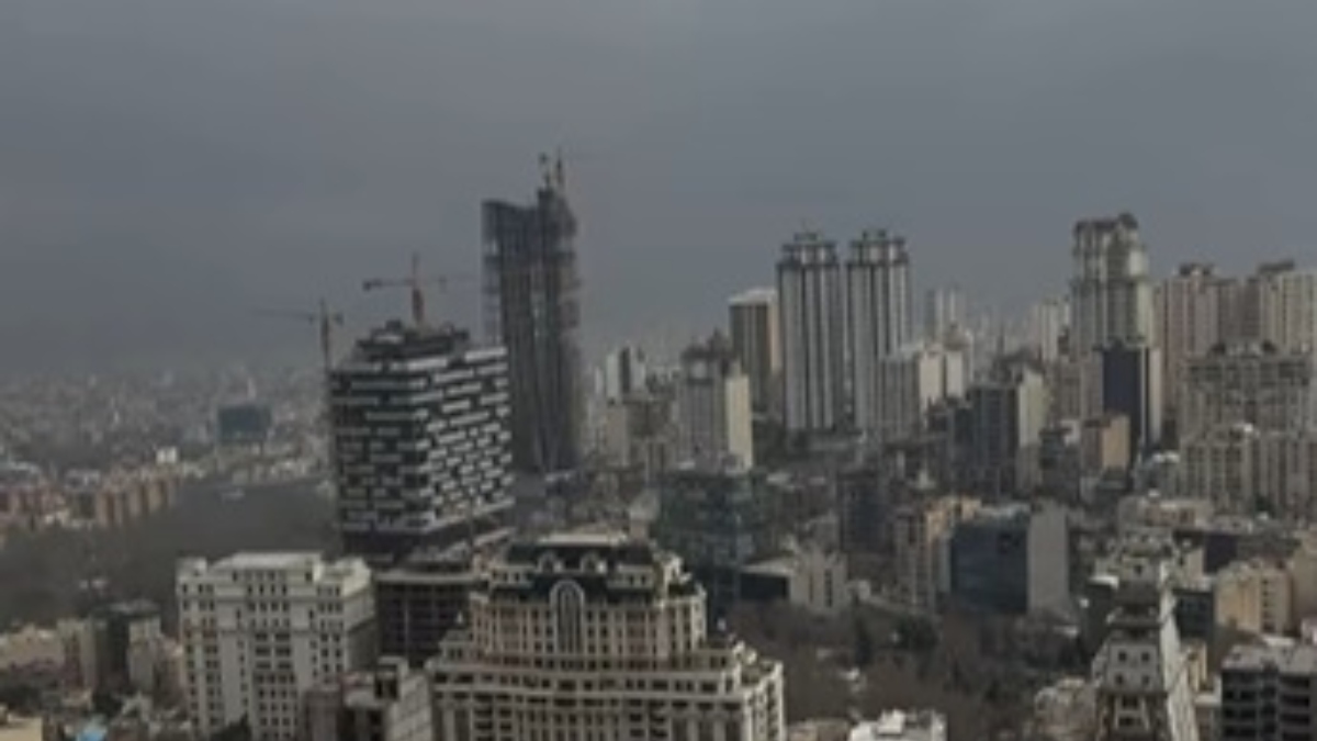 Δείτε τον μαύρο καπνό που έκρυψε τον ήλιο πάνω από τον ουρανό της Τεχεράνης (βίντεο)