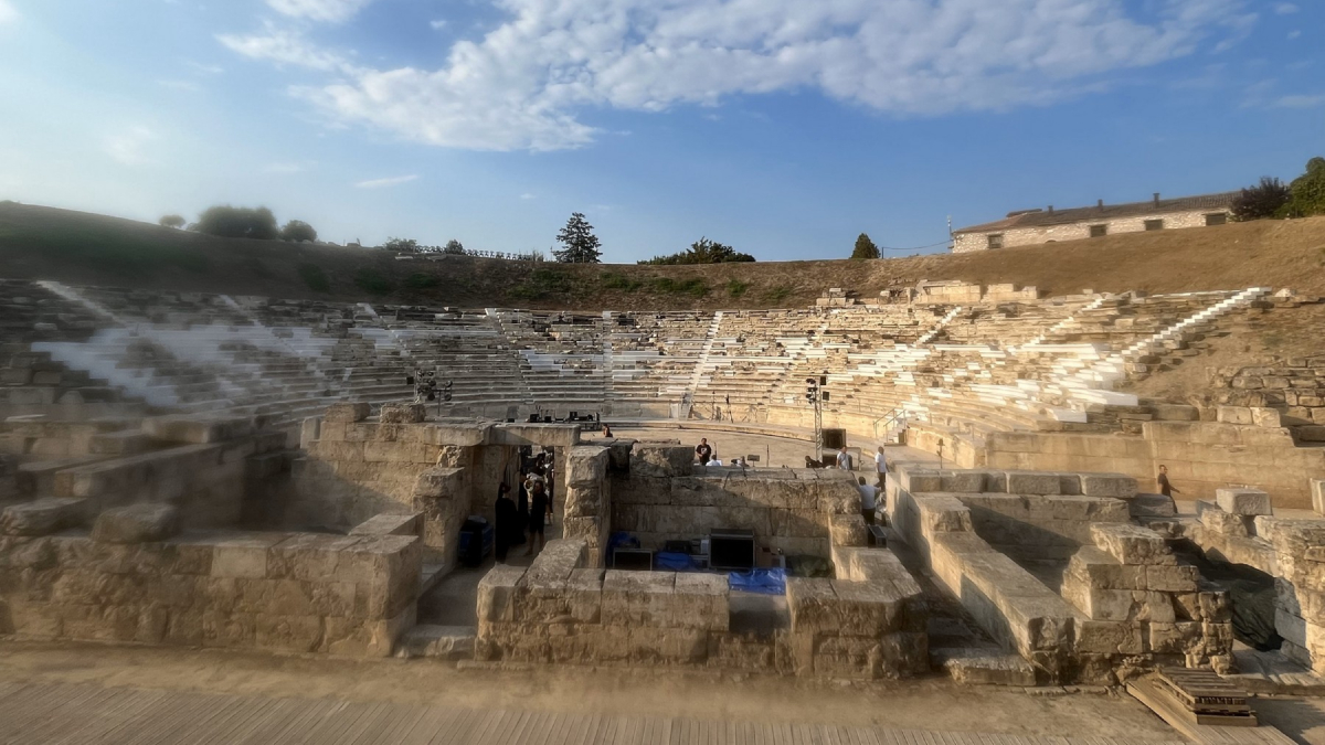 Αποκαθίσταται το σκηνικό οικοδόμημα του αρχαίου θεάτρου της Λάρισας – Θωρακίζεται με έργα πυροπροστασίας