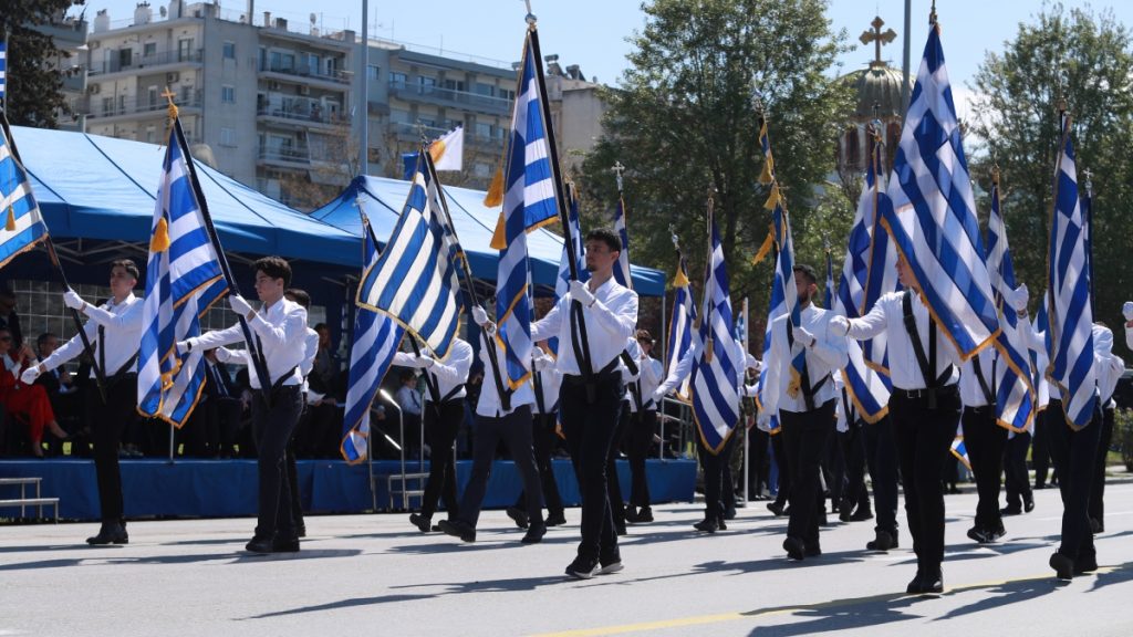Θεσσαλονίκη: Ολοκληρώθηκε η παρέλαση μαθητικών, πολιτικών και στρατιωτικών τμημάτων (Εικόνες)