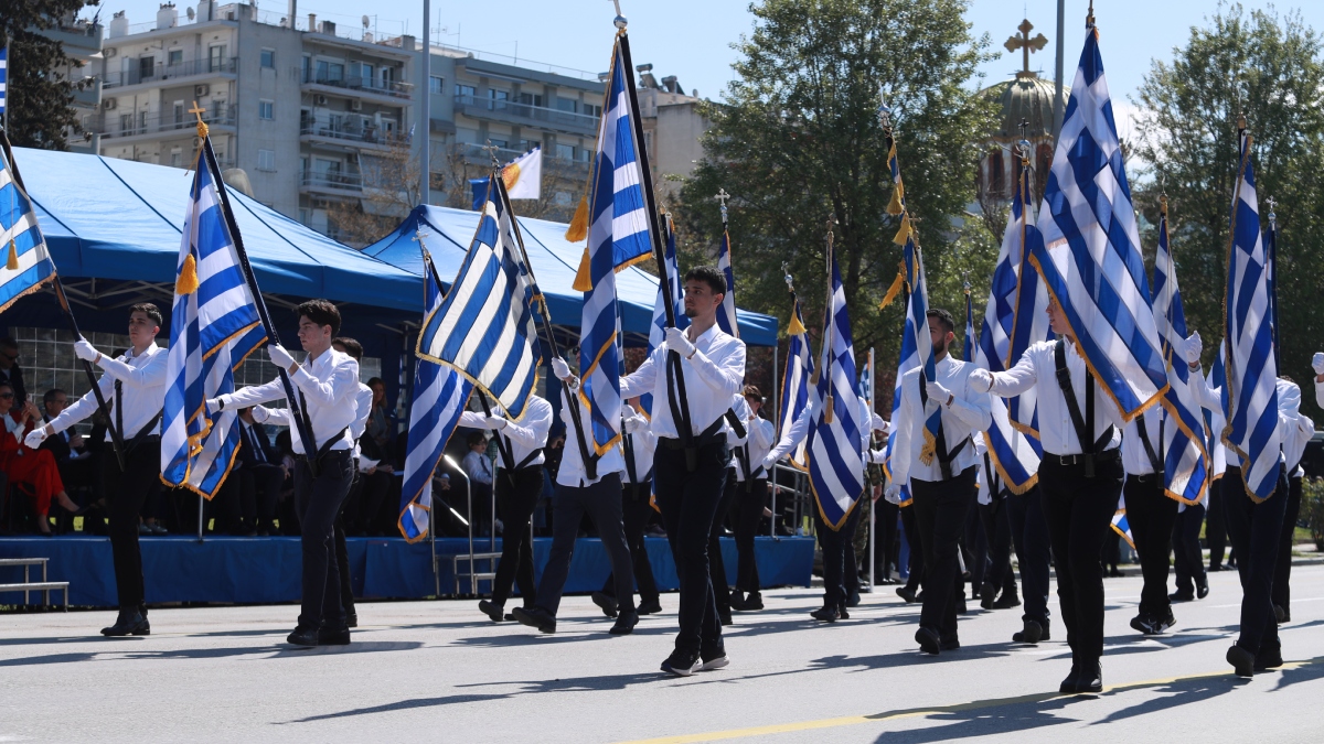 Θεσσαλονίκη: Ολοκληρώθηκε η παρέλαση μαθητικών, πολιτικών και στρατιωτικών τμημάτων (Εικόνες)