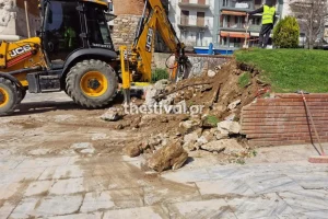 Θεσσαλονίκη: Γκρεμίστηκε το “τείχος της μουντζούρας”, δίπλα από την Καμάρα (βίντεο)