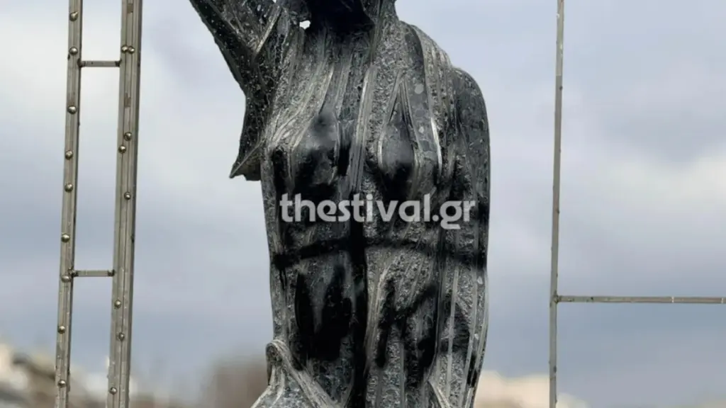Θεσσαλονίκη: Άγνωστοι βανδάλισαν γλυπτό στο κέντρο της πόλης (Εικόνα)