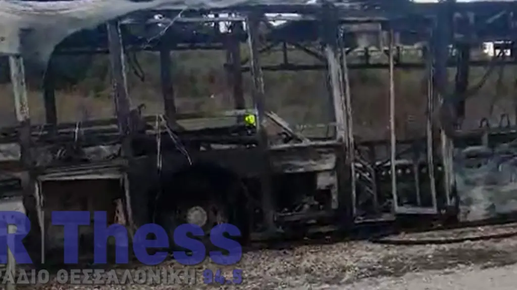 Λεωφορείο των ΚΤΕΛ κάηκε ολοσχερώς στην Ε.Ο. Θεσσαλονίκης – Σερρών (Βίντεο)
