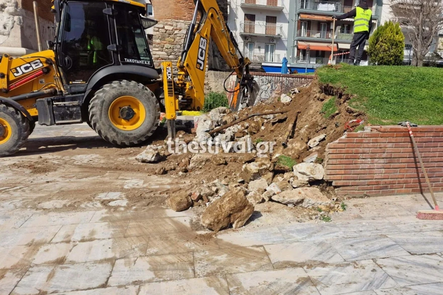 Θεσσαλονίκη: Γκρεμίστηκε το “τείχος της μουντζούρας”, δίπλα από την Καμάρα (βίντεο)