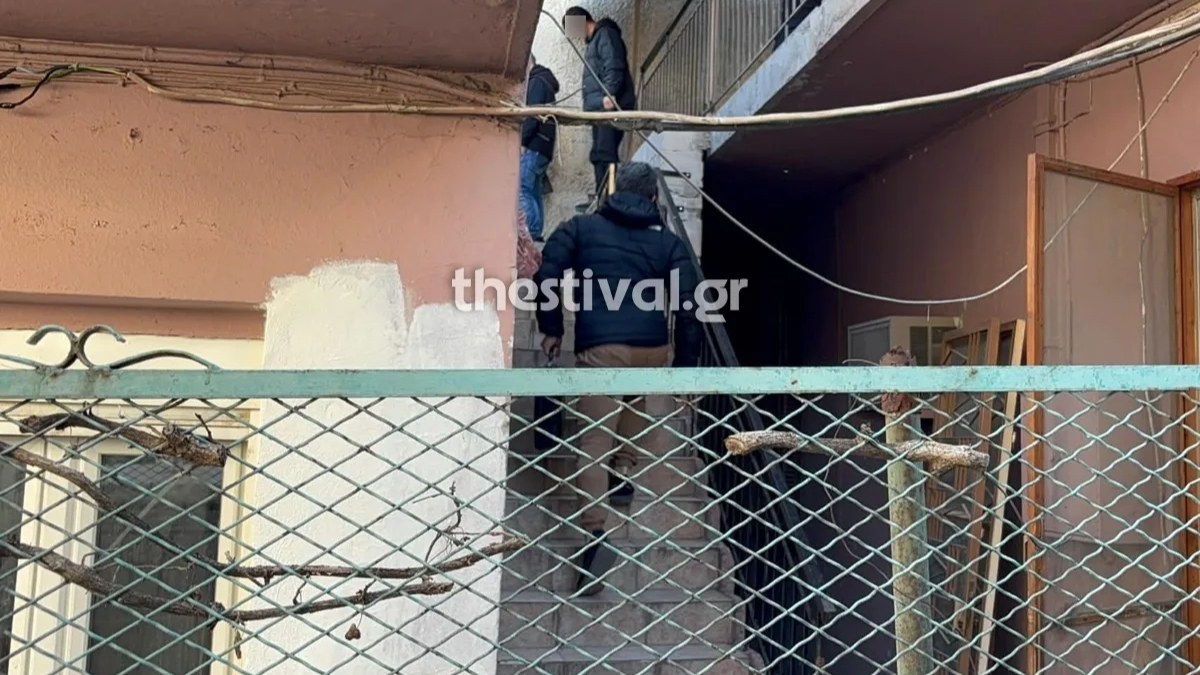 Θεσσαλονίκη: Η ιατροδικαστική εξέταση θα δείξει τα αίτια του θανάτου της 59χρονης που βρέθηκε νεκρή με ζώνη στον λαιμό