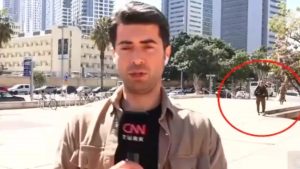 Ισραήλ: Αστυνομικοί πέρασαν χειροπέδες σε δημοσιογράφους του CNN Türk (Βίντεο)