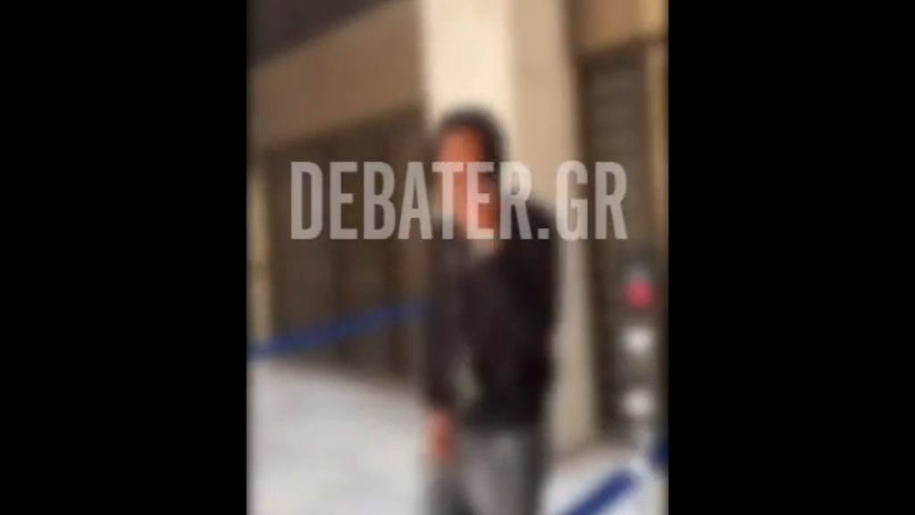 Τραπάρει έξω από τη ΓΑΔΑ και εξυμνεί την πώληση ναρκωτικών αναφέροντας τους αστυνομικούς ως “μπάτσους”!