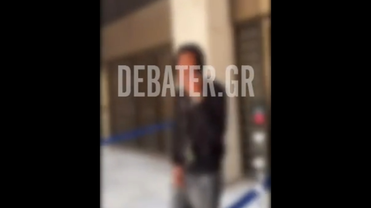 Τραπάρει έξω από τη ΓΑΔΑ και εξυμνεί την πώληση ναρκωτικών αναφέροντας τους αστυνομικούς ως “μπάτσους”!