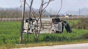 Λάρισα: Αυτοκίνητο ανετράπη και βρέθηκε σε χωράφι μετά – Σώος ο οδηγός
