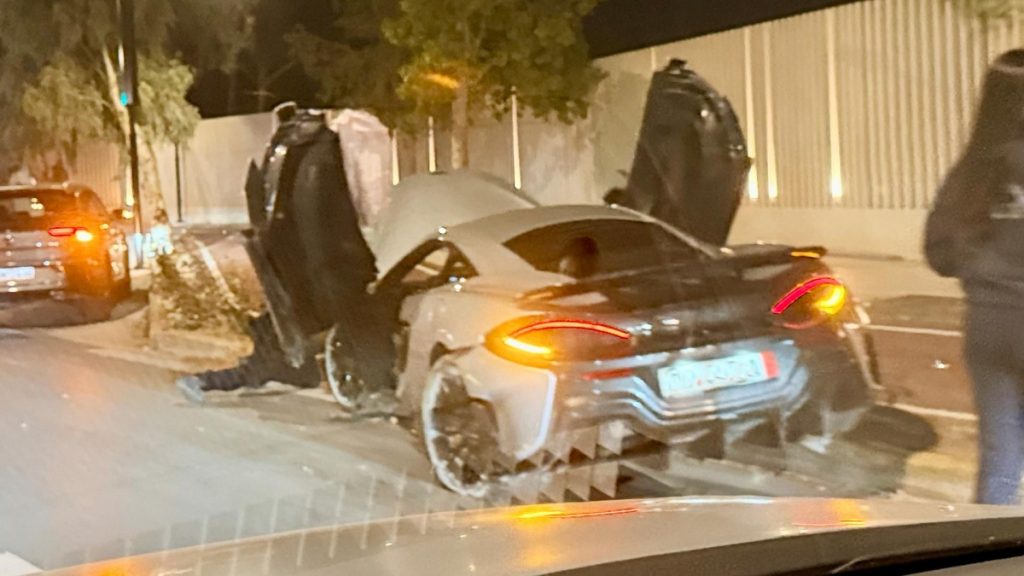 Παρολίγον τραγωδία στη Γλυφάδα με McLaren – “Καρφώθηκε” σε κολώνα φωτισμού (φωτογραφίες)