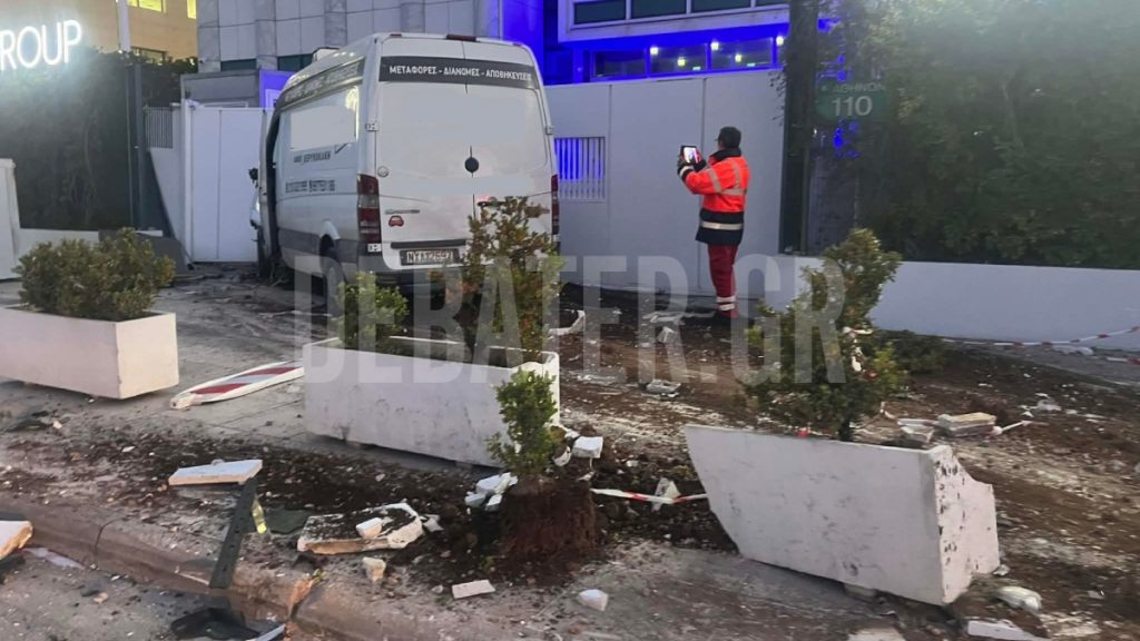 Τροχαίο στον Κολωνό: Βαν έπεσε πάνω σε αυτοκίνητα που περίμεναν στο φανάρι (φωτογραφίες)