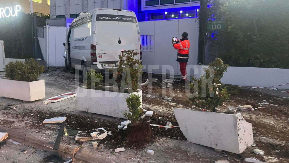 Τροχαίο στον Κολωνό: Βαν έπεσε πάνω σε αυτοκίνητα που περίμεναν στο φανάρι (φωτογραφίες)