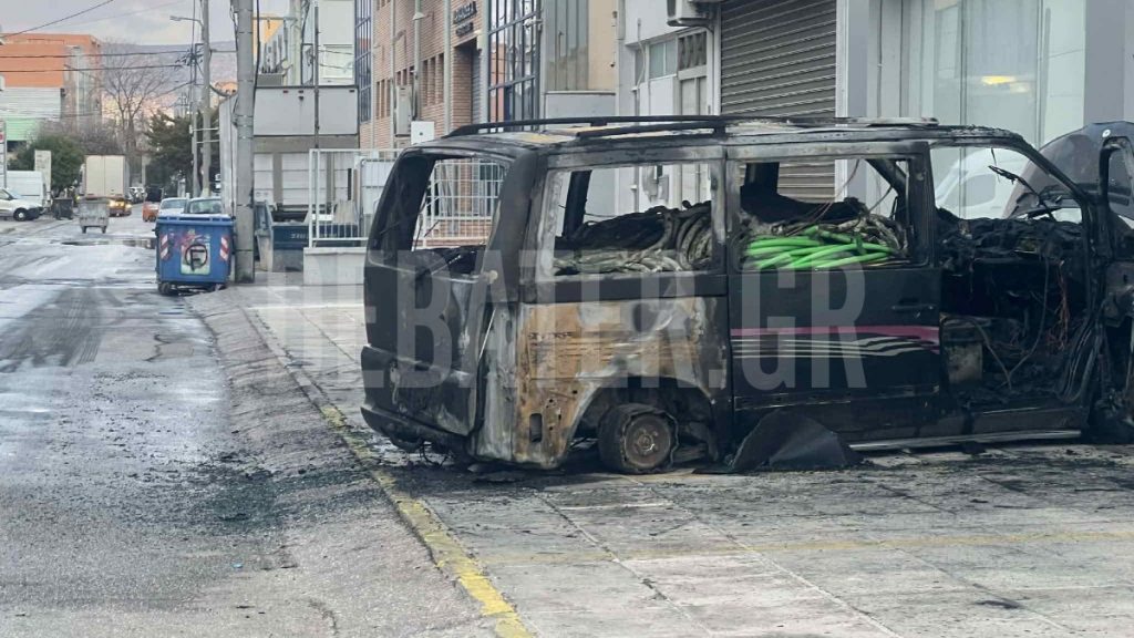 Φωτιά σε οχήματα σε Περιστέρι και Μεταμόρφωση (φωτογραφία)